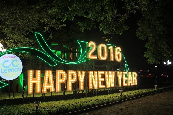 Khẩu hiệu ch&uacute;c mừng năm mới được trang tr&iacute; tại bờ Hồ.