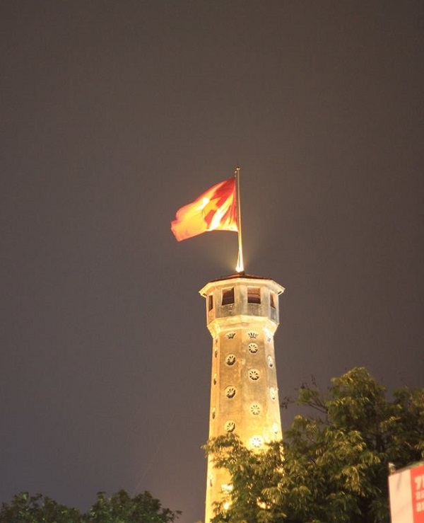 Cột cờ H&agrave; N&ocirc;i. Ảnh: Như Trường.