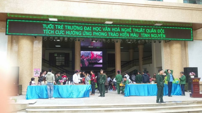 Đ&ocirc;ng đảo c&aacute;n bộ, giảng vi&ecirc;n, chiến sĩ trường Đại học Văn h&oacute;a Nghệ thuật Qu&acirc;n đội tham gia hiến m&aacute;u.