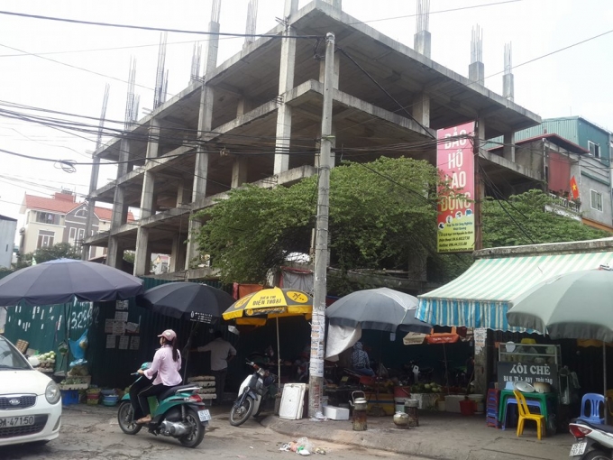 Dự &aacute;n ngừng thi c&ocirc;ng trong thời gian qu&aacute; l&acirc;u, ảnh hưởng đến vệ sinh m&ocirc;i trường, trật tự trị an v&agrave; mỹ quan đ&ocirc; thị, g&acirc;y bức x&uacute;c cho người d&acirc;n quanh khu vực.