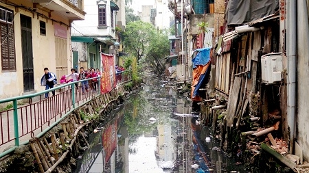 Do những trục trặc từ dự &aacute;n mương Thụy Khu&ecirc;, người d&acirc;n xung quanh vẫn phải sống tạm bợ trong &ocirc; nhiễm.