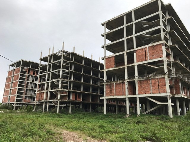 Ba block chung cư đang trơ khung.