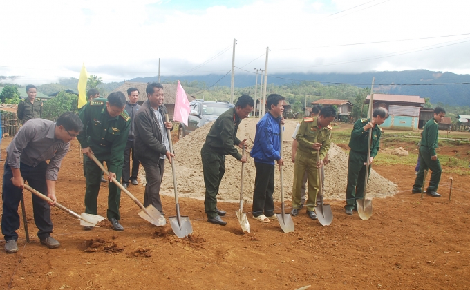 L&atilde;nh đạo Bộ chỉ huy Bi&ecirc;n ph&ograve;ng Kon Tum v&agrave; Bi&ecirc;n ph&ograve;ng L&agrave;o khởi c&ocirc;ng x&acirc;y nh&agrave; cho gia đ&igrave;nh &ocirc;ng Khăm C&ograve;