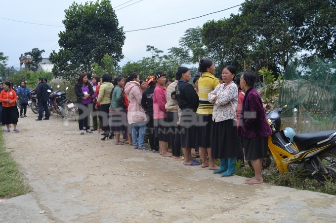 Li&ecirc;n quan đến vụ thảm &aacute;n xảy ra tại huyện Quang B&igrave;nh, H&agrave; Giang, trao đổi với PV&nbsp;Phapluatplus.vn, Đại t&aacute; L&ecirc; Văn Canh, Trưởng ph&ograve;ng Tham mưu, C&ocirc;ng an tỉnh H&agrave; Giang cho biết: Ngay sau khi tiếp nhận th&ocirc;ng tin, C&ocirc;ng an tỉnh đ&atilde; huy động c&aacute;c lực lượng nghiệp vụ phối hợp với C&ocirc;ng an huyện Quang B&igrave;nh trực tiếp c&oacute; mặt tại hiện trường để điều tra, l&agrave;m r&otilde;.