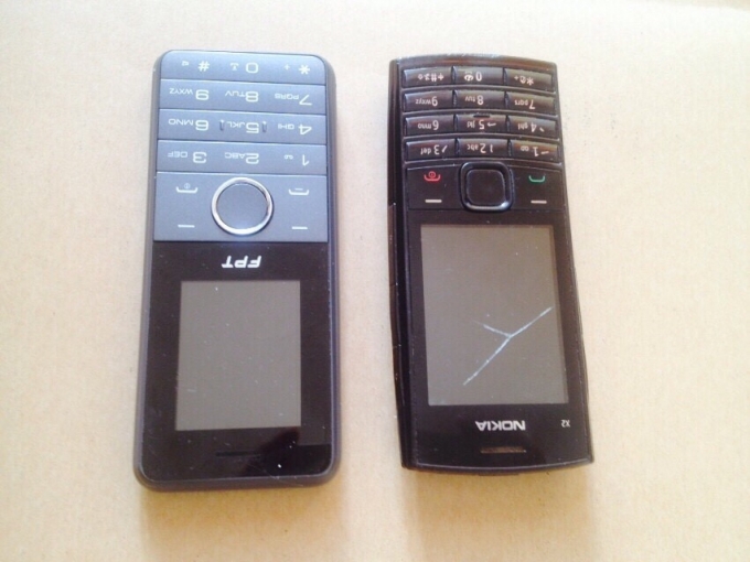 Hai chiếc điện thoại Dũng d&ugrave;ng để nhắn tin v&agrave;o số m&aacute;y của c&ocirc;ng an để đe dọa.