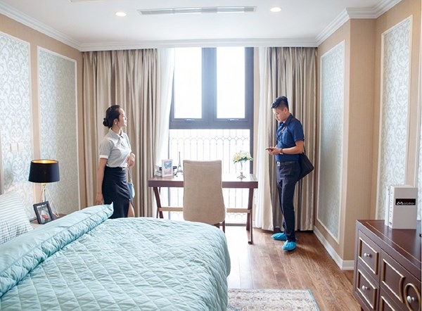 Kh&aacute;ch h&agrave;ng mua ăn hộ dự &aacute;n D&rsquo;. Le Pont D&rsquo;or &ndash; Ho&agrave;ng Cầu đến nhận căn hộ ho&agrave;n thiện của m&igrave;nh.