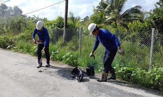 C&aacute;c th&agrave;nh vi&ecirc;n của Đội dặm v&aacute; đường từ thiện trong một buổi l&agrave;m việc.