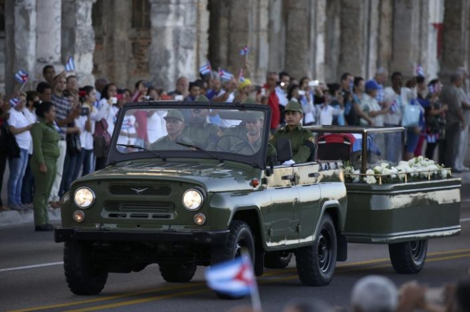 Theo tờ Havana Times, h&agrave;nh tr&igrave;nh cuối c&ugrave;ng n&agrave;y của l&atilde;nh tụ Fidel gợi nhớ về cuộc diễu h&agrave;nh ăn mừng chiến thắng từ Santiago de Cuba về Havana, sau khi C&aacute;ch mạng Cuba gi&agrave;nh thắng lợi v&agrave;o th&aacute;ng 1/1959. Giờ đ&acirc;y, &ocirc;ng lại một lần nữa được đi tr&ecirc;n con đường chiến thắng ấy. (Ảnh: Reuters)