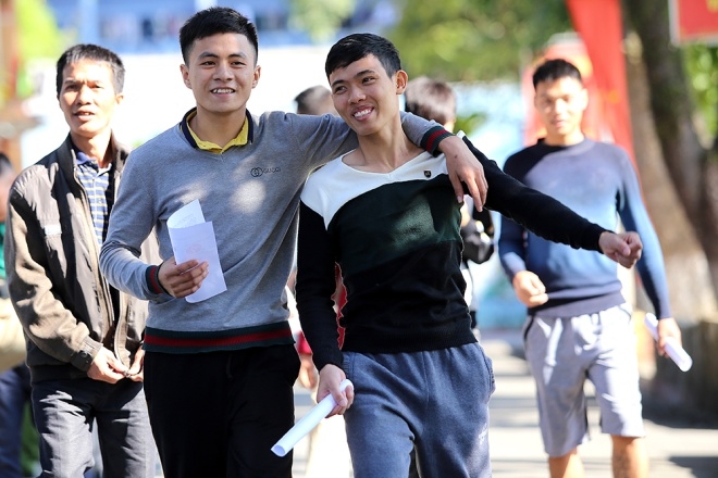 Cầm tr&ecirc;n tay tờ giấy