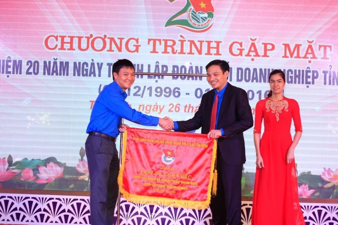 Đồng ch&iacute; Nguyễn Tuấn Vinh - B&iacute; thư Tỉnh đo&agrave;n trao Cờ thi đua của Trung ương tặng cho đơn vị c&oacute; th&agrave;nh t&iacute;ch xuất sắc trong phong trao thanh ni&ecirc;n.
