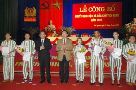 Ph&oacute; Thủ tướng thường trực Trương H&ograve;a B&igrave;nh v&agrave; đồng ch&iacute; Trần Quốc Tỏ, B&iacute; thư tỉnh ủy Th&aacute;i Nguy&ecirc;n ch&uacute;c mừng c&aacute;c phạm nh&acirc;n tại Trại giam Ph&uacute; Sơn được đặc x&aacute; đợt n&agrave;y.(Ảnh: B&aacute;o Ch&iacute;nh Phủ).