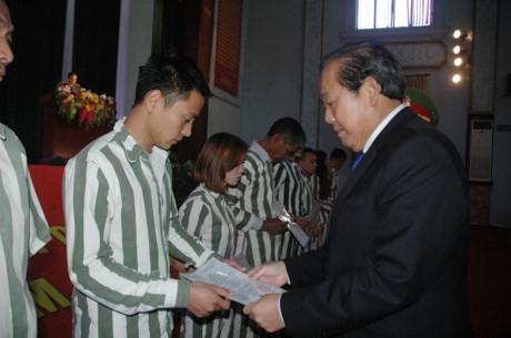 Ph&oacute; Thủ tướng Trương H&ograve;a B&igrave;nh trao Quyết định đặc x&aacute; cho đại diện 10 phạm nh&acirc;n được đặc x&aacute; năm 2016. (Ảnh: B&aacute;o Ch&iacute;nh Phủ)