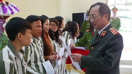 Thượng tướng Nguyễn Văn Th&agrave;nh, Thứ trưởng Bộ C&ocirc;ng An, trao quyết định đặc x&aacute; cho c&aacute;c phạm nh&acirc;n trại Thanh Xu&acirc;n.