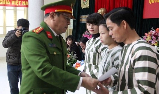 Đại t&aacute; Đỗ Đức Ni&ecirc;n - Ph&oacute; tổng cục trưởng&nbsp;Tổng cục Cảnh s&aacute;t Thi h&agrave;nh &aacute;n h&igrave;nh sự v&agrave; Hỗ trợ Tư ph&aacute;p, Bộ C&ocirc;ng an trao quyết định đặc x&aacute; cho c&aacute;c phạm nh&acirc;n ở trại tạm giam số 1.