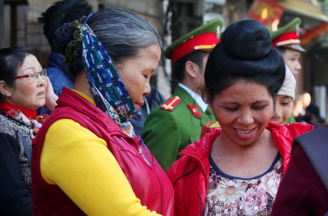 Chị L&ograve; Thị Qu&acirc;n (1974, Điện Bi&ecirc;n) người d&acirc;n tộc Th&aacute;i x&uacute;c động khi được gặp lại mẹ nu&ocirc;i. Chị Qu&acirc;n cho biết, m&igrave;nh bị bắt v&igrave; tội t&agrave;ng trữ chất ma t&uacute;y. Qu&atilde;ng thời gian chịu &aacute;n phạt tại trại giam Thanh Xu&acirc;n đ&atilde; gi&uacute;p chị thấm th&iacute;a được tội lỗi m&agrave; m&igrave;nh đ&atilde; g&acirc;y ra cho bản th&acirc;n v&agrave; gia đ&igrave;nh. Chị t&acirc;m sự, được trở về nh&agrave; chị sẽ cố gắng sống thật tốt, học nghề may hoặc sẽ đầu tư chăn nu&ocirc;i để x&acirc;y dựng cuộc sống mới.