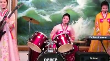 Clip: Bốn cô gái nước ngoài hát "Như có Bác Hồ trong ngày vui đại thắng" cực hay