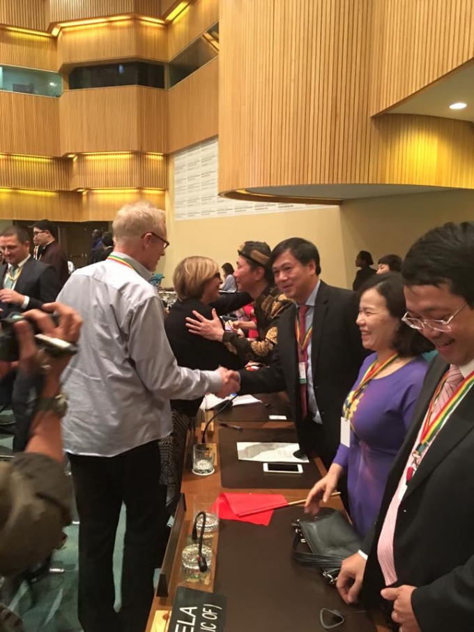 Đại sứ c&aacute;c nước ch&uacute;c mừng đo&agrave;n Việt Nam khi t&iacute;n ngưỡng thờ Mẫu ch&iacute;nh thức được vinh danh Di sản của nh&acirc;n loại.&nbsp;(Ảnh: FB&nbsp;SanhChau Pham)