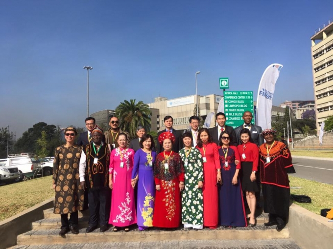 Đo&agrave;n Việt Nam chụp ảnh lưu niệm c&ugrave;ng đại sứ c&aacute;c nước c&oacute;&nbsp;di sản được UNESCO x&eacute;t duyệt lần n&agrave;y.