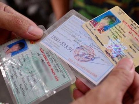 Bộ GTVT cho rằng quy định chuy&ecirc;̉n đ&ocirc;́i gi&acirc;́y phép lái xe sang v&acirc;̣t li&ecirc;̣u PET là hoàn toàn phù hợp với y&ecirc;u c&acirc;̀u thực ti&ecirc;̃n. (H&igrave;nh minh họa)