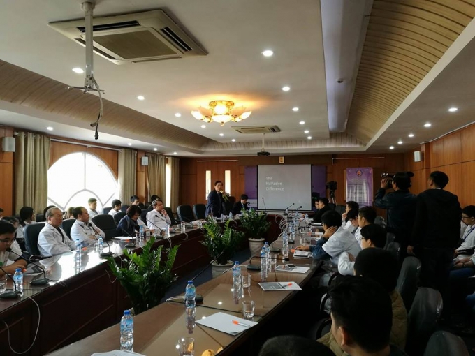 PGS.TS Kiều Đ&igrave;nh H&ugrave;ng ph&aacute;t biểu trong buổi chuyển giao Hệ thống theo d&otilde;i thần kinh (Nerve Monitoring System - NVM5) trong phẫu thuật thần kinh tại Bệnh viện Đại học Y. Ảnh: T&uacute; &Acirc;n.