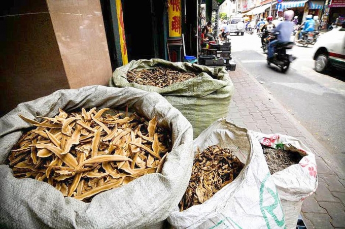 Dược liệu kh&ocirc;ng r&otilde; nguồn gốc b&agrave;y b&aacute;n tr&agrave;n lan.