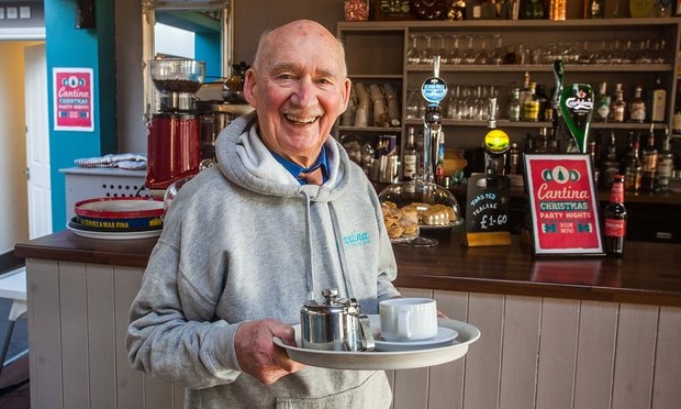 Cụ &ocirc;ng 89 tuổi nộp đơn xin việc để tr&aacute;nh