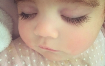 Nguy hiểm khôn lường khi cắt lông mi làm đẹp cho trẻ