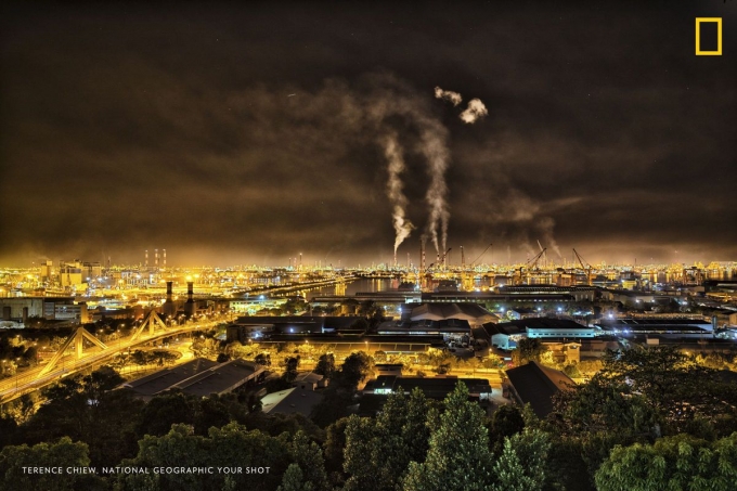 C&aacute;c nh&agrave; m&aacute;y xa bờ tại Singapore ng&agrave;y đ&ecirc;m phun ra chất thải c&ocirc;ng nghiệp - một trong những nguy&ecirc;n nh&acirc;n ch&iacute;nh dẫn tới hiệu ứng nh&agrave; k&iacute;nh, khiến Tr&aacute;i Đất n&oacute;ng l&ecirc;n.