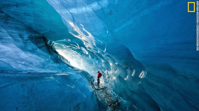 Ảnh chụp một hang động băng gi&aacute; mang t&ecirc;n&nbsp;Sv&iacute;nafellsj&ouml;kull Glacier tại Iceland. Theo thống k&ecirc; từ năm 2000, c&aacute;c d&ograve;ng s&ocirc;ng băng tại đ&acirc;y đ&atilde; mất đi 12% k&iacute;ch thước do t&aacute;c động của