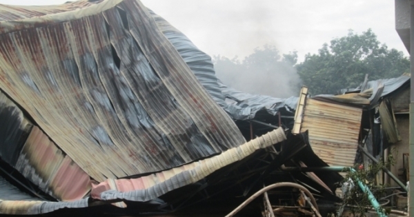 Bình Phước: “Bà hỏa” ghé thăm, thiêu rụi xưởng chế biến mủ cao su