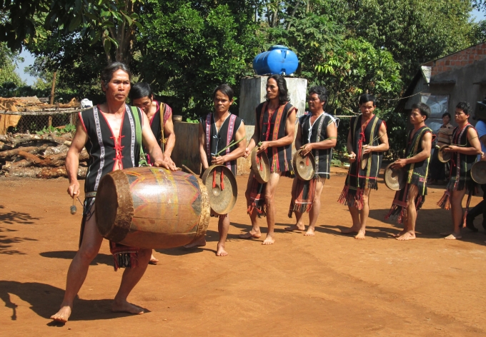 Nghệ nh&acirc;n: Rơ Ch&acirc;m H'M&uacute;t đang tập luyện cho đội cồng chi&ecirc;ng của bu&ocirc;n l&agrave;ng.