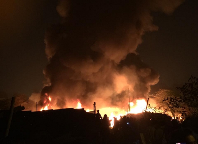 Đ&aacute;m ch&aacute;y nhanh ch&oacute;ng lan rộng trước sự ngỡ ng&agrave;ng của nhiều người.