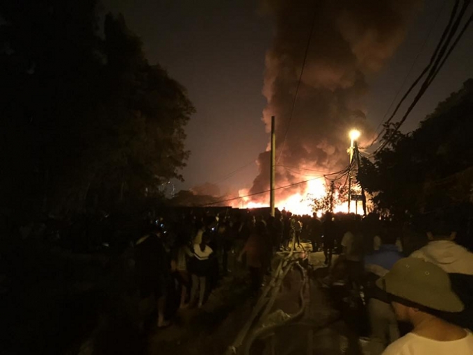 Đ&aacute;m ch&aacute;y ng&ugrave;n ng&ugrave;n chỉ trong chống l&aacute;t đ&atilde; lan rộng.