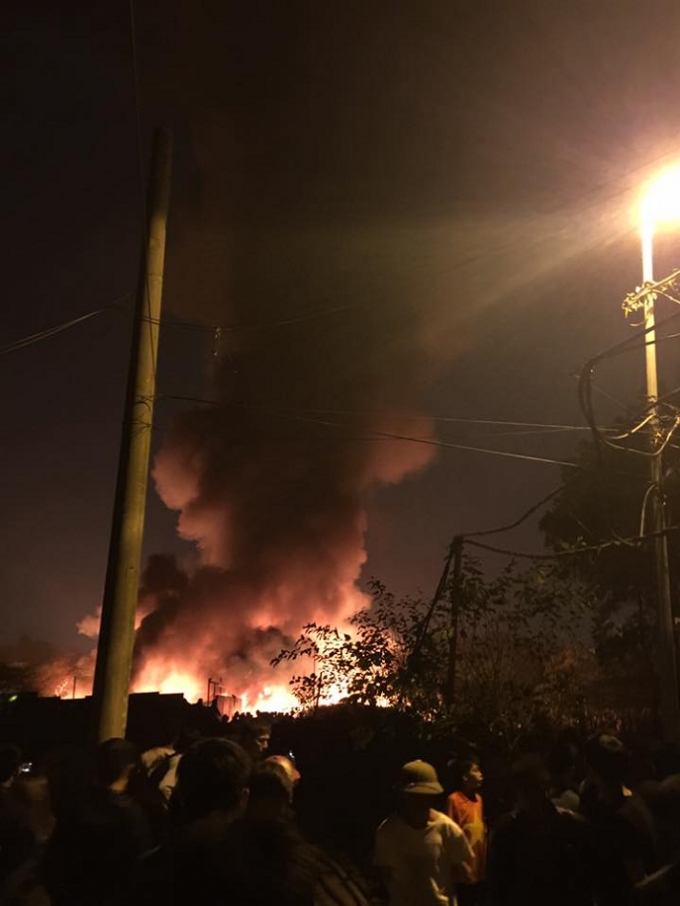 Cột kh&oacute;i cao h&agrave;ng chục m&eacute;t tại hiện trường vụ ch&aacute;y.