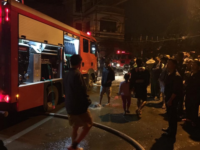 Lực lượng cứu hỏa nhanh ch&oacute;ng c&oacute; mặt tại hiện trường khống chế đ&aacute;m ch&aacute;y.