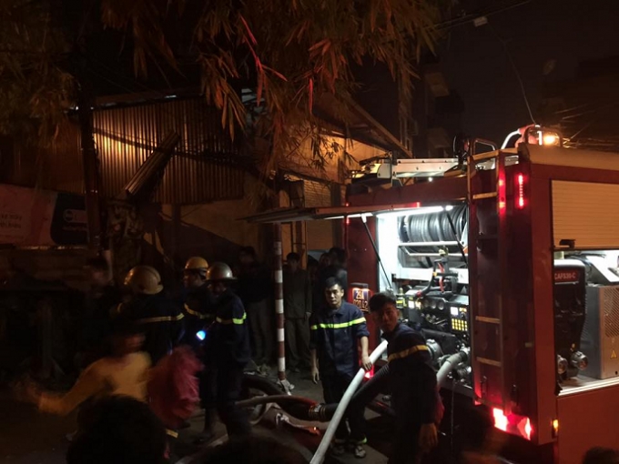 H&agrave; Nội: Hỏa hoạn bao tr&ugrave;m kho h&agrave;ng chứa đồ nhựa