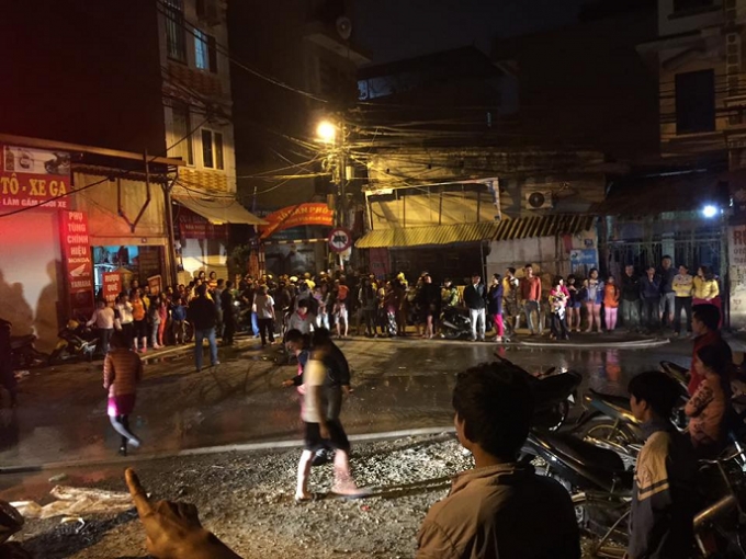 Đến hơn 22h, đ&aacute;m ch&aacute;y cơ bản được khống chế.