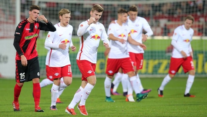 Leipzig - Schalke&nbsp;(0h30 Chủ Nhật, 4/12): Tiếp tục bất bại ở m&ugrave;a giải năm nay với ch&iacute;n trận thắng v&agrave; ba trận h&ograve;a,&nbsp;Leipzig sẽ tiếp tục giữ ng&ocirc;i đầu nếu họ đ&aacute;nh bại Schalke.Leipzig đang hơn Bayern ba điểm v&agrave; khoảng c&aacute;ch n&agrave;y c&oacute; thể san lấp v&igrave;