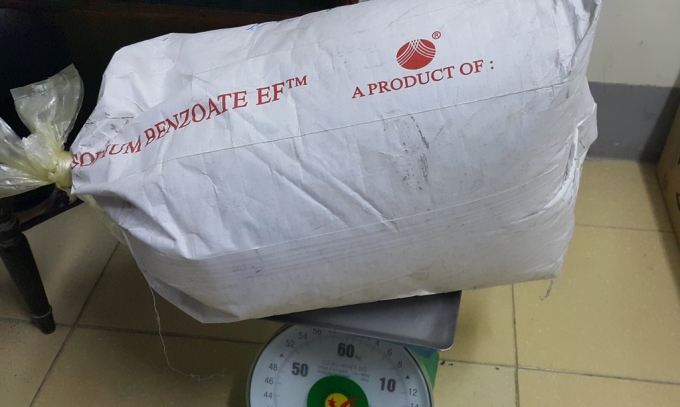 Chất nổ v&agrave; c&ocirc;ng cụ m&agrave; đối tượng d&ugrave;ng để chế thuốc ph&aacute;o.