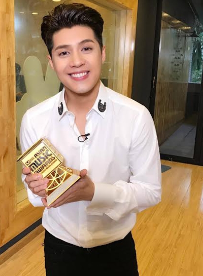 Noo Phước Thịnh với c&uacute;p lưu niệm của MAMA 2016.