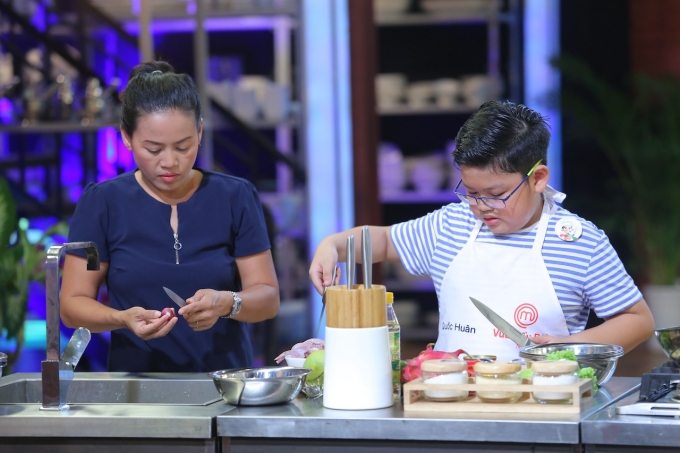 Quốc Hu&acirc;n v&agrave; mẹ.&nbsp;