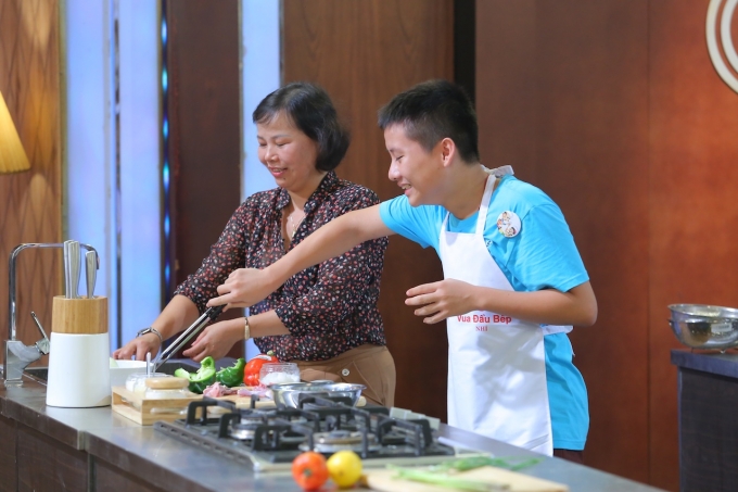 Đức Hải v&agrave; mẹ h&agrave;o hứng với thử th&aacute;ch.&nbsp;