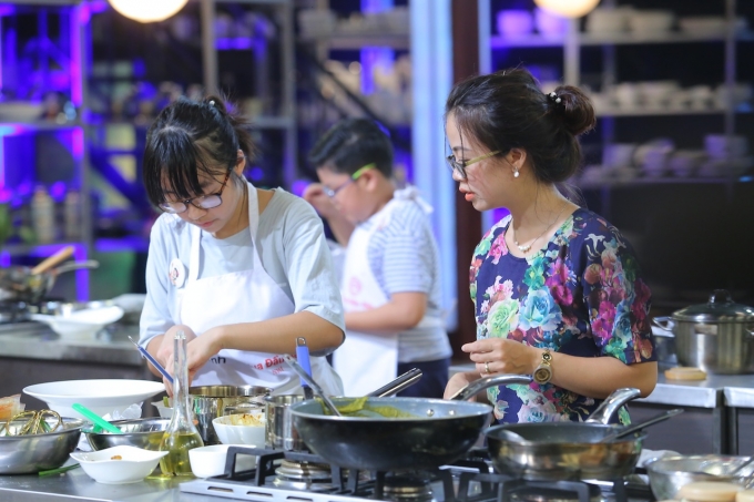 Bảo Anh v&agrave; mẹ trong gian bếp.