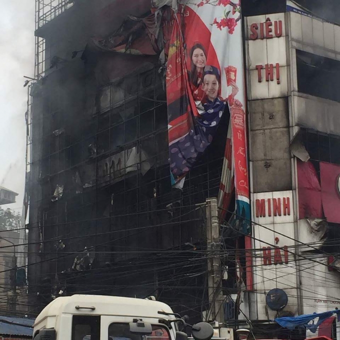 To&agrave;n bộ căn nh&agrave; si&ecirc;u thị mini bị lửa thi&ecirc;u rụi ho&agrave;n to&agrave;n. Ảnh: Bạn đọc