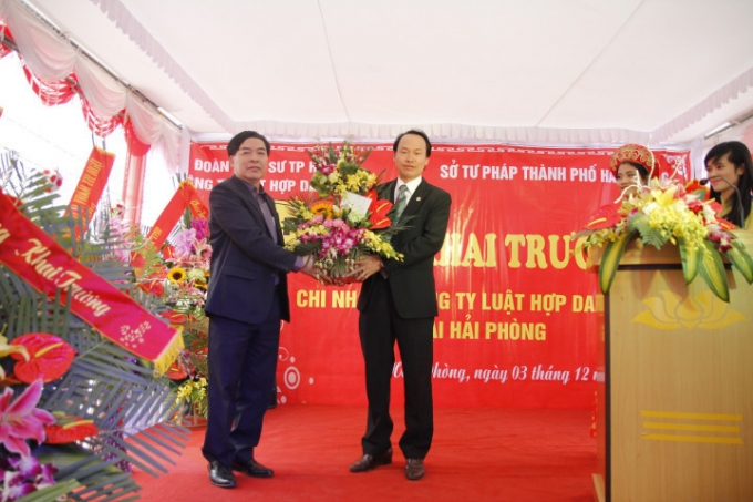 &Ocirc;ng Nguyễn Ngọc Ho&agrave;ng (b&ecirc;n phải) nhận hoa từ kh&aacute;ch mời.&nbsp;