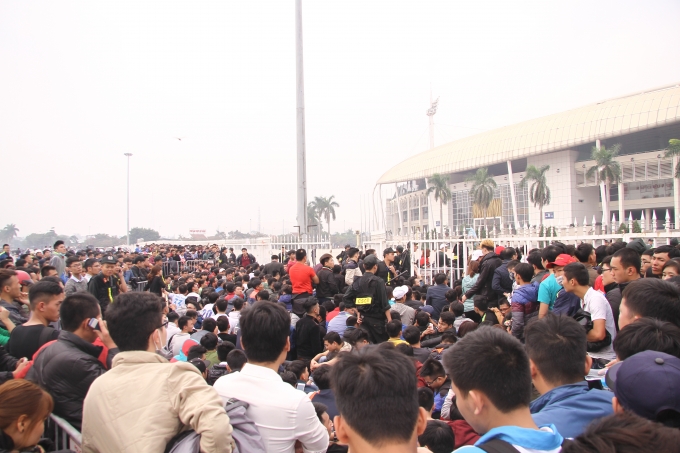 Người h&acirc;m mộ tại 1 cổng v&agrave;o s&acirc;n VĐQG