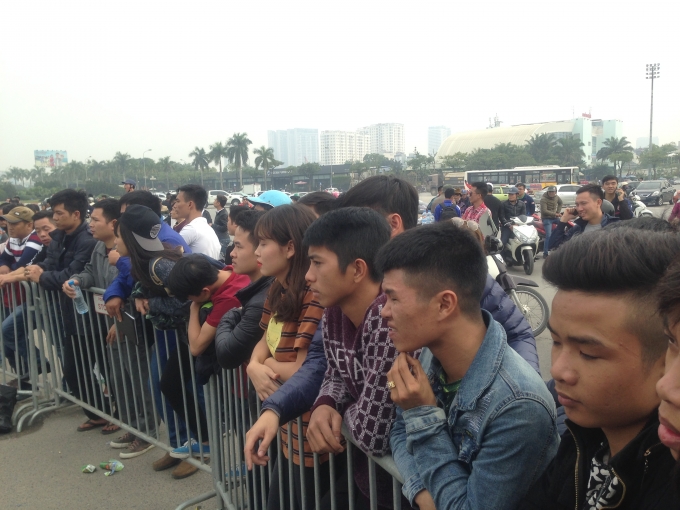 C&aacute;c bạn trẻ sếp h&agrave;ng chờ đến lượt b&ecirc;n ngo&agrave;i h&agrave;nh lang bảo vệ