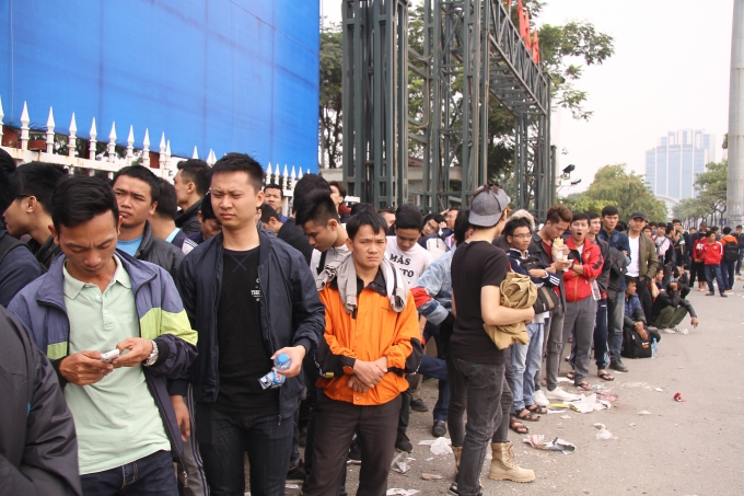 Đo&agrave;n người đ&ocirc;ng đ&uacute;c k&eacute;o d&agrave;i h&agrave;ng trăm m&eacute;t dọc theo h&agrave;ng r&agrave;o trước cửa s&acirc;n VĐ.