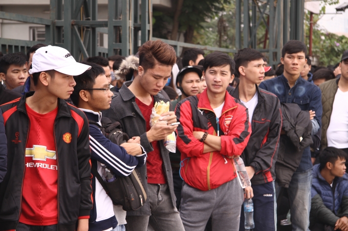 Thậm ch&iacute; chuẩn bị sẵn b&aacute;nh v&agrave; nước để bổ sung năng lượng ngay tại chỗ