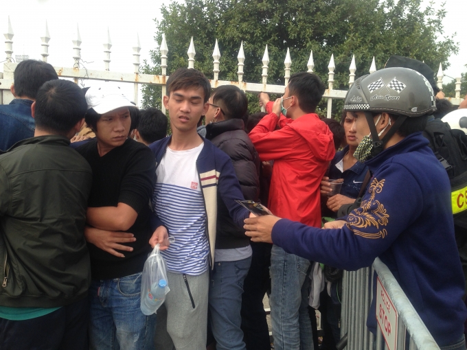 Một cặp v&eacute; nhanh tr&oacute;ng đ&atilde; được chuyển ra ngo&agrave;i